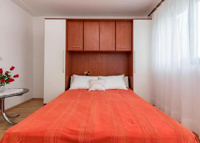 Апартаменты Three-bedroom In Перой